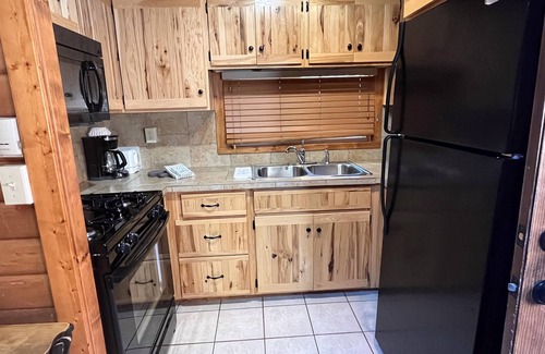 Almont Cabina | Beautiful 2 Bedroom Cabin on Taylor River with Private Hot Tub