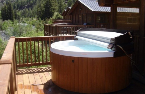 Almont Cabina | Beautiful 2 Bedroom Cabin on Taylor River with Private Hot Tub