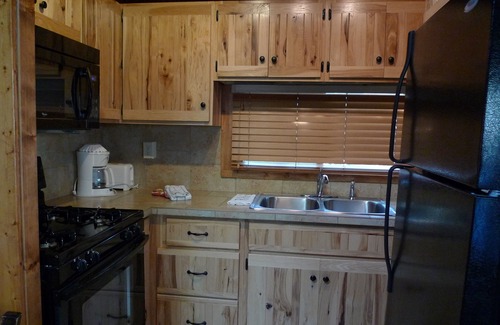 Almont Cabina | Beautiful 2 Bedroom Cabin on Taylor River with Private Hot Tub