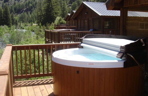 Almont Cabina | Beautiful 2 Bedroom Cabin on Taylor River with Private Hot Tub