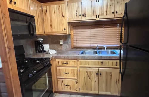 Almont Cabina | Beautiful 2 Bedroom Cabin on Taylor River with Private Hot Tub