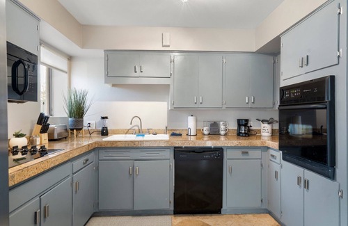 Alhambra Condominio | Beautiful 2 Bedroom Condo Designed for Comfort