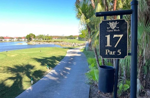 Naples Apartamento | Beautiful 2 bedroom condo w/Golf Membership Included
