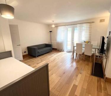 St. Mark's Apartamento | Beautiful 2 bedroom garden flat w/free parking