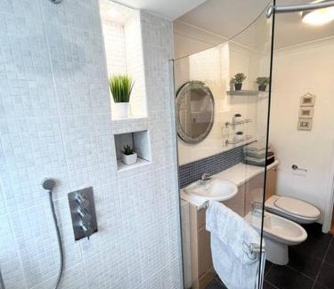 St. Mark's Apartamento | Beautiful 2 bedroom garden flat w/free parking