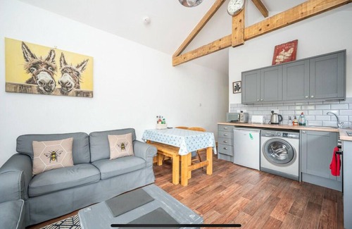 Usk Cabaña | Beautiful 2 bedroom Stable conversion, Private HotTub, Dog Friendly