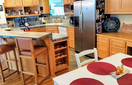Sisters Casa | Beautiful 2-bedroom townhome with Patio, WiFi, AC