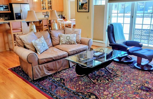 Sisters Casa | Beautiful 2-bedroom townhome with Patio, WiFi, AC