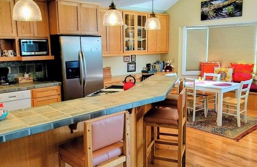 Sisters Casa | Beautiful 2-bedroom townhome with Patio, WiFi, AC