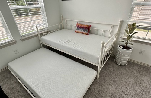 Haltom City Casa | Beautiful 2 Bedroom Townhome