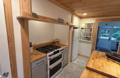 Thomasville Cabaña | Beautiful 2-bedroom cottage with private outdoor oasis. Minutes from downtown.
