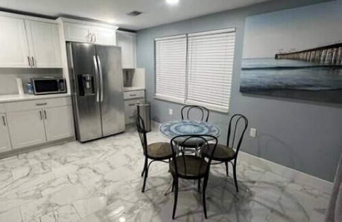 Moorings Casa | Beautiful 2 BR 2 Bth 1 mile to beach 2.5 Mile to 5th Ave shopping and dining