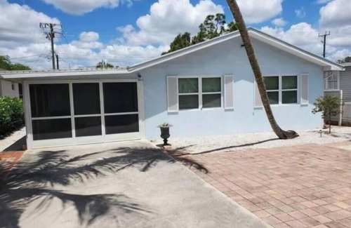Moorings Casa | Beautiful 2 BR 2 Bth 1 mile to beach 2.5 Mile to 5th Ave shopping and dining