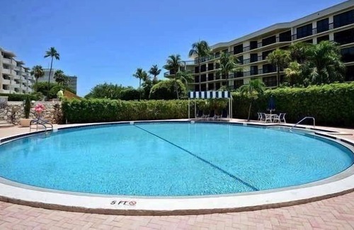 Palm Beach Condominio | Beautiful 2 Br. Condo (230344) by Houzlet