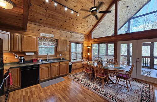 Sautee Nacoochee Cabina | Beautiful 2 BR, Mtn Views, Hot tub, Screened Porch, Fiber Optic Internet