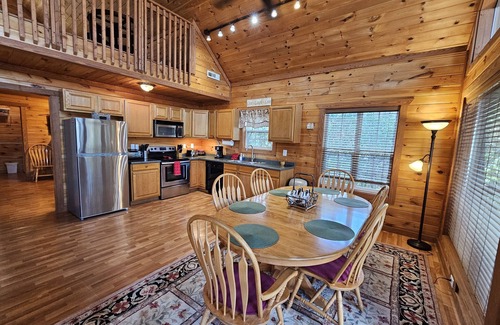 Sautee Nacoochee Cabina | Beautiful 2 BR, Mtn Views, Hot tub, Screened Porch, Fiber Optic Internet