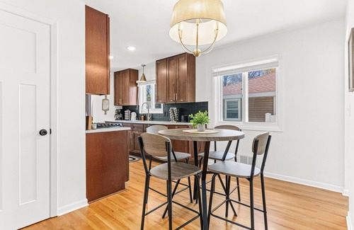 Morris Park Casa | Beautiful 2 Level House/Near Airport-Lake Nokomis