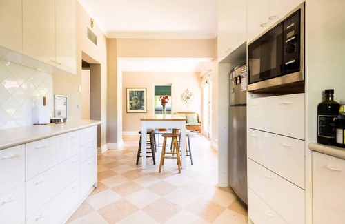 Glenelg Casa | Beautiful 2 story Manor close to beach and all