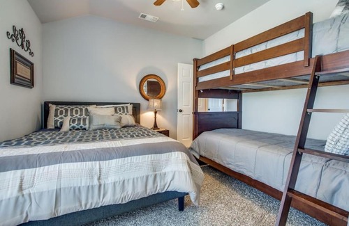 Allen Casa | Beautiful+2-StoryHome+1GIG-WiFi+Kitchen+Self/ck-in