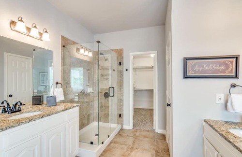 Allen Casa | Beautiful+2-StoryHome+1GIG-WiFi+Kitchen+Self/ck-in
