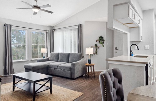 Coronado Hills Apartamento | Beautiful 2BD/2BA in University Hills 3482