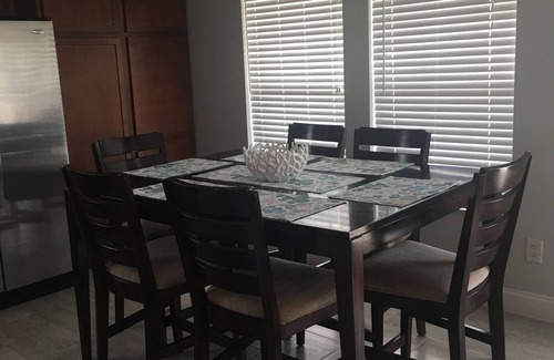 Key Largo Village Casa | HERMOSO 3/2 en el canal. Jacuzzi, playa privada con acceso al mar. Listo para R & R!