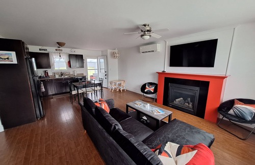 Borden-Carleton Cabaña | Beautiful 3 Bdm Cottage within a 2 minute walk to the beach!