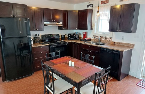 Borden-Carleton Cabaña | Beautiful 3 Bdm Cottage within a 2 minute walk to the beach!