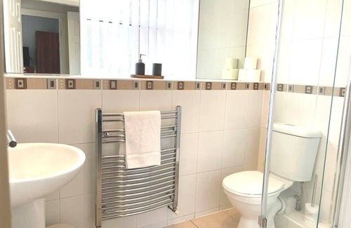 Huyton Apartamento | Beautiful 3 Bed, 2 Bath Apartment in Liverpool, Sleeps 7