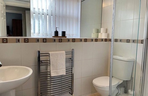 Huyton Apartamento | Beautiful 3 Bed, 2 Bath Apartment in Liverpool, Sleeps 7