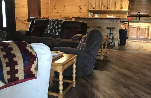 Sevierville Cabina | Nueva cabina de lujo de 3 dormitorios / 3 baños, bañera de hidromasaje, juegos, registro fácil. ¡Reservar ahora!