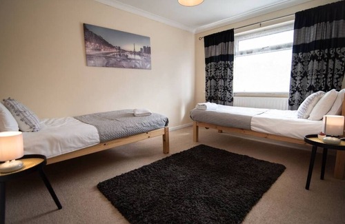 Basingstoke Casa | Beautiful 3 bed Abode - Sleeps 5