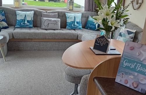 Barmston Cabina | Beautiful 3-Bed Lodge in Driffield