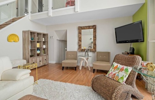 Rossmore Cabaña | Beautiful 3-Bed Waterfront Home