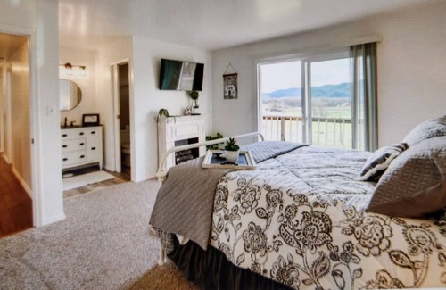 Upper Lake Casa | Beautiful 3 Bedroom 2 Bath house in an ideal location