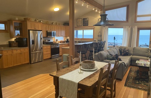 Point Roberts Cabaña | Beautiful 3-Bedroom Seaside Cottage - Located on scenic Freeman Beach
