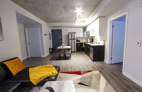 Southcenter Apartamento | BEAUTIFUL 3 bedroom 2 bathroom skyrise with mountain view!