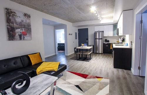 Southcenter Apartamento | BEAUTIFUL 3 bedroom 2 bathroom skyrise with mountain view!