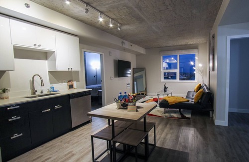Southcenter Apartamento | BEAUTIFUL 3 bedroom 2 bathroom skyrise with mountain view!