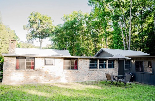 Old Town Casa | Beautiful 3-bedroom River House in Old Town FL with AC and Wi-Fi, Enjoy!