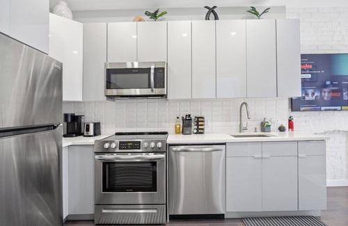 Harlem Hotel | Beautiful 3 Bedroom/Sleeps 7 near Airport, Subway, Museums and all NYC Sites