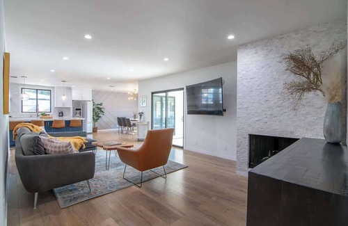 Valley Glen Casa | Beautiful 3 Bedrooms 3 Bath Large Home + Pool