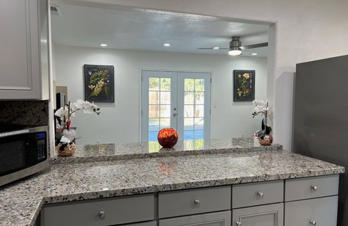 Fresno Casa | Beautiful 3 BR conveniently located near highway 41 & 99, restaurants, grocery