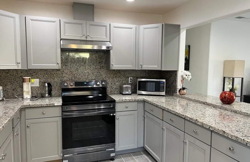 Fresno Casa | Beautiful 3 BR conveniently located near highway 41 & 99, restaurants, grocery