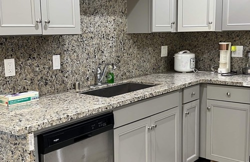 Fresno Casa | Beautiful 3 BR conveniently located near highway 41 & 99, restaurants, grocery