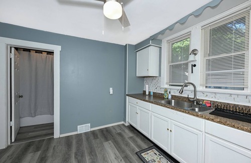 Firestone Park Casa | Beautiful 3 BR house in Akron,King bed , Smart Tv in each room & Firepit