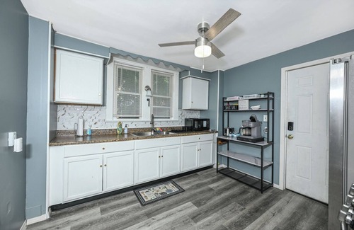 Firestone Park Casa | Beautiful 3 BR house in Akron,King bed , Smart Tv in each room & Firepit