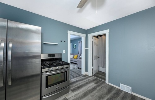 Firestone Park Casa | Beautiful 3 BR house in Akron,King bed , Smart Tv in each room & Firepit