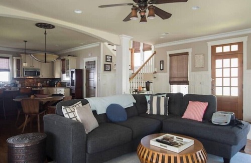 Biddleville Apartamento | Beautiful 3 BR Walking Distance to Uptown
