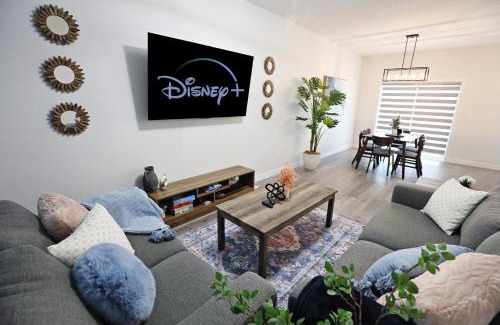 Southwest Edmonton Casa | Beautiful 3 King Beds,Garage,Airport,Disney+